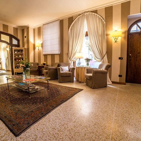 Palazzo Finati Bed and Breakfast Alba  Buitenkant foto