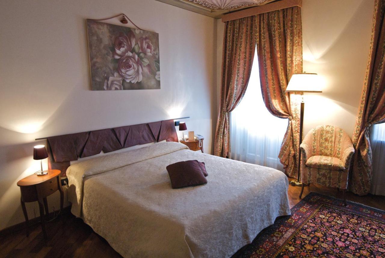 Palazzo Finati Bed and Breakfast Alba  Buitenkant foto