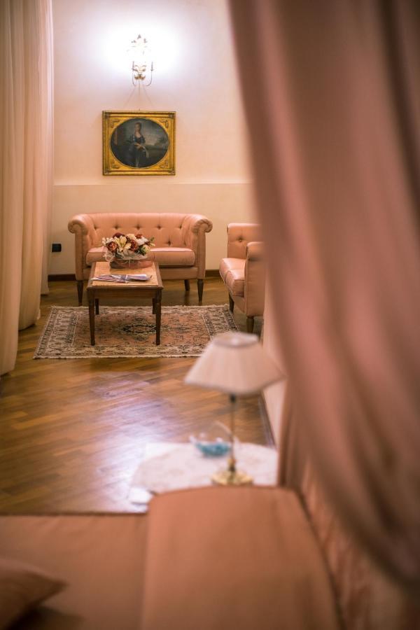 Palazzo Finati Bed and Breakfast Alba  Buitenkant foto