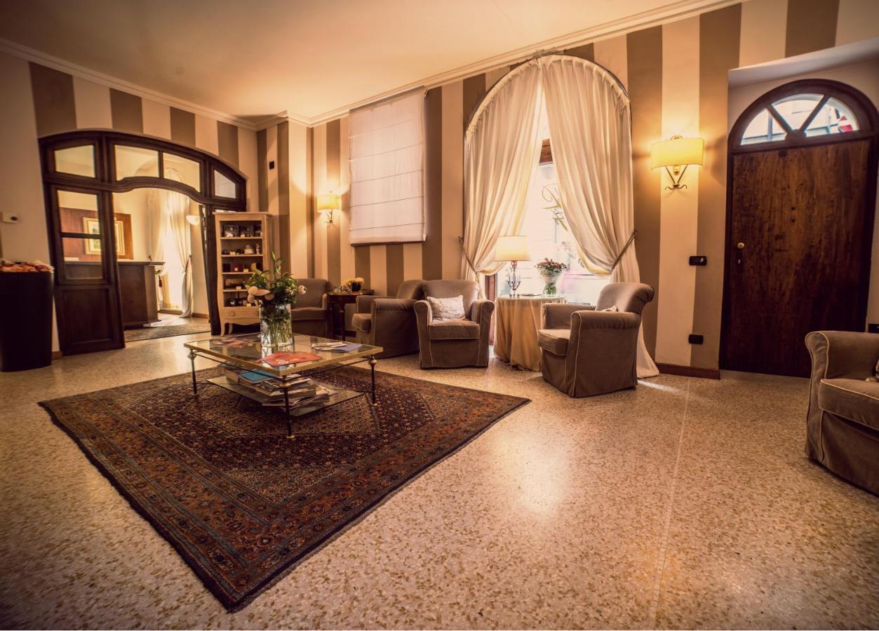 Palazzo Finati Bed and Breakfast Alba  Buitenkant foto