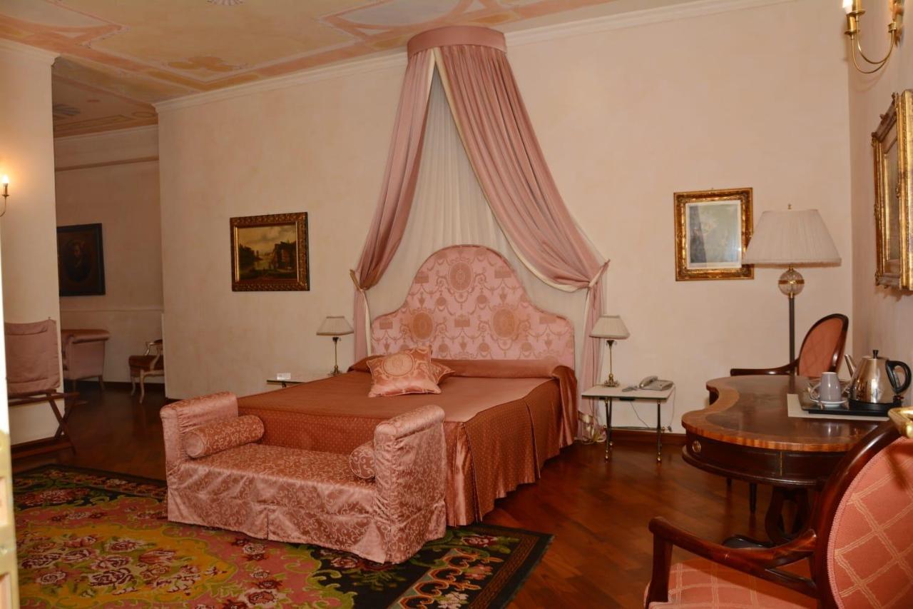 Palazzo Finati Bed and Breakfast Alba  Buitenkant foto