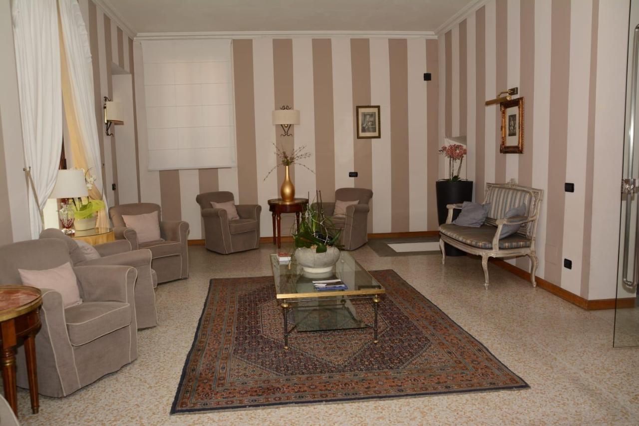 Palazzo Finati Bed and Breakfast Alba  Buitenkant foto