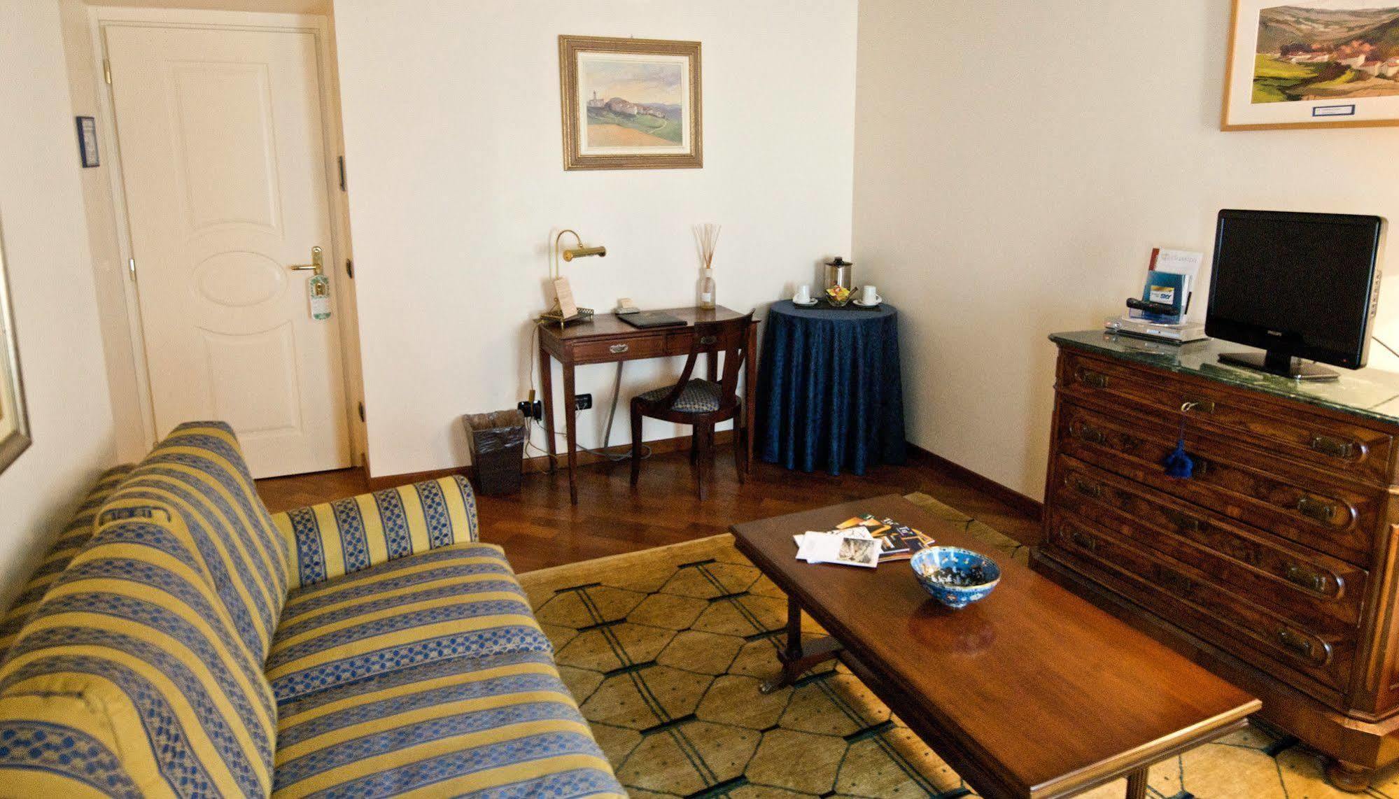 Palazzo Finati Bed and Breakfast Alba  Buitenkant foto
