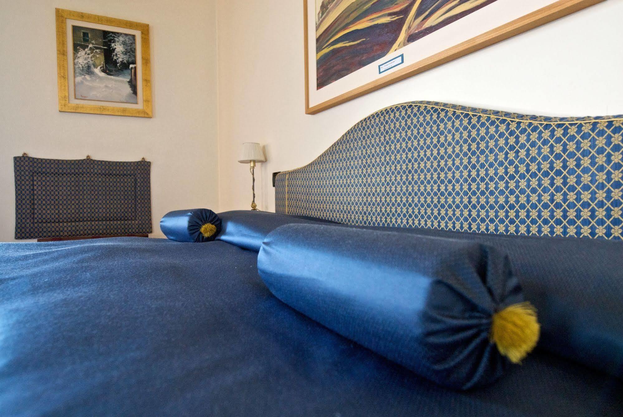 Palazzo Finati Bed and Breakfast Alba  Buitenkant foto