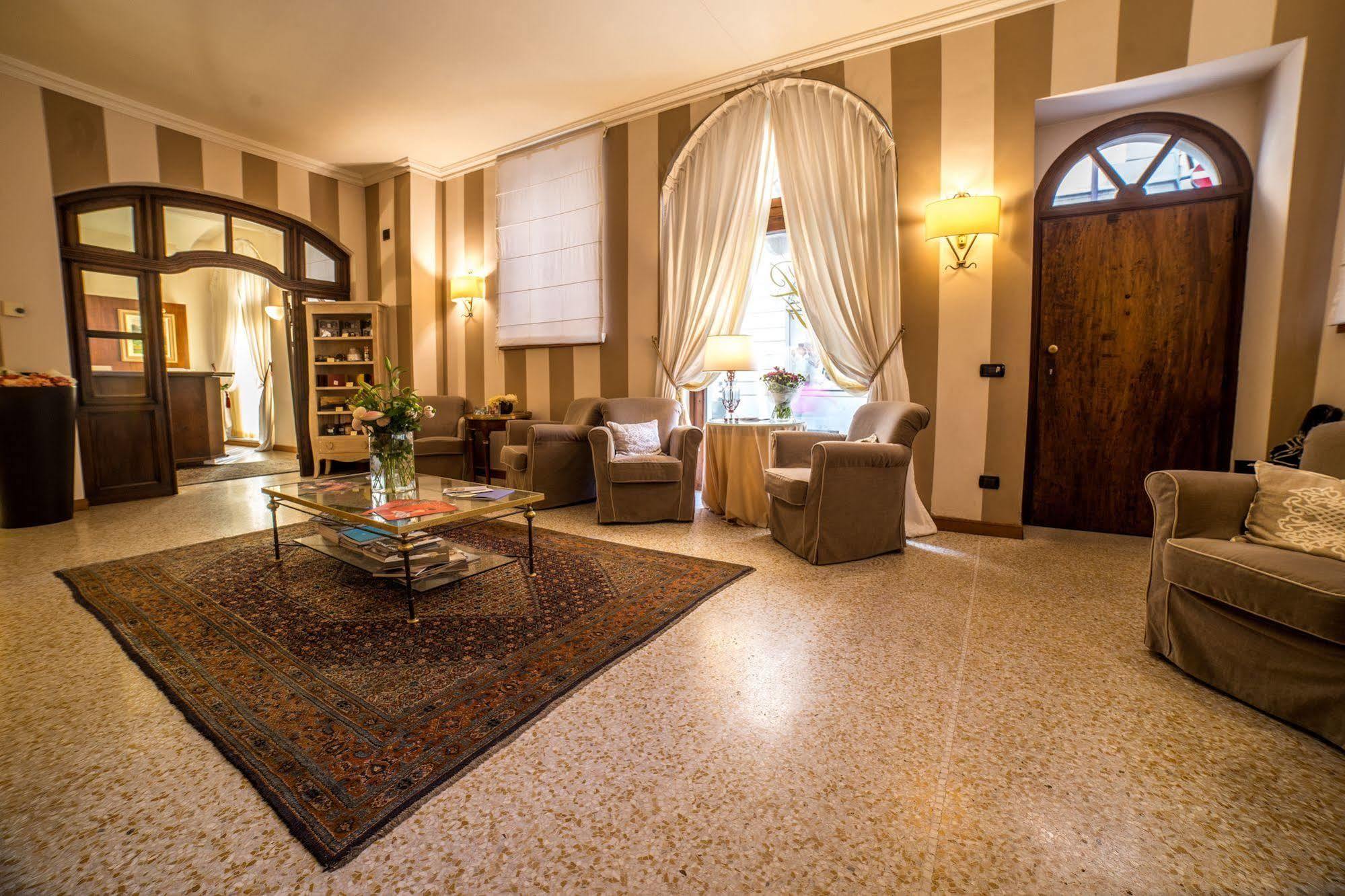 Palazzo Finati Bed and Breakfast Alba  Buitenkant foto