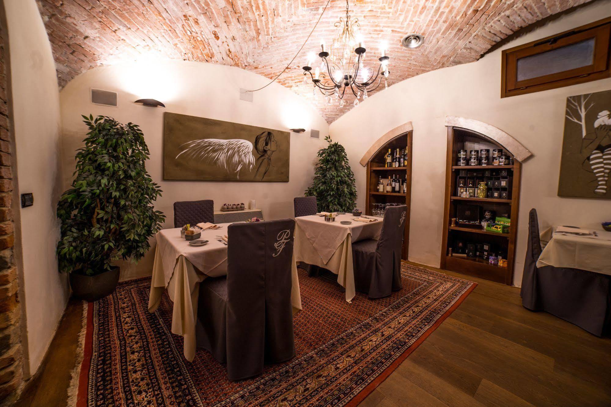 Palazzo Finati Bed and Breakfast Alba  Buitenkant foto